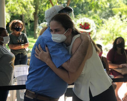 Velório de Firmino Filho: Lucy Soares é consolada por autoridades