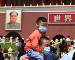 China anuncia que vai permitir que cada casal tenha até três filhos