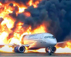 Avião faz pouso forçado em Moscou, pega fogo e mata 41 pessoas