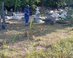 Respeito pelos mortos mantendo cemitérios limpos em Monsenhor Gil