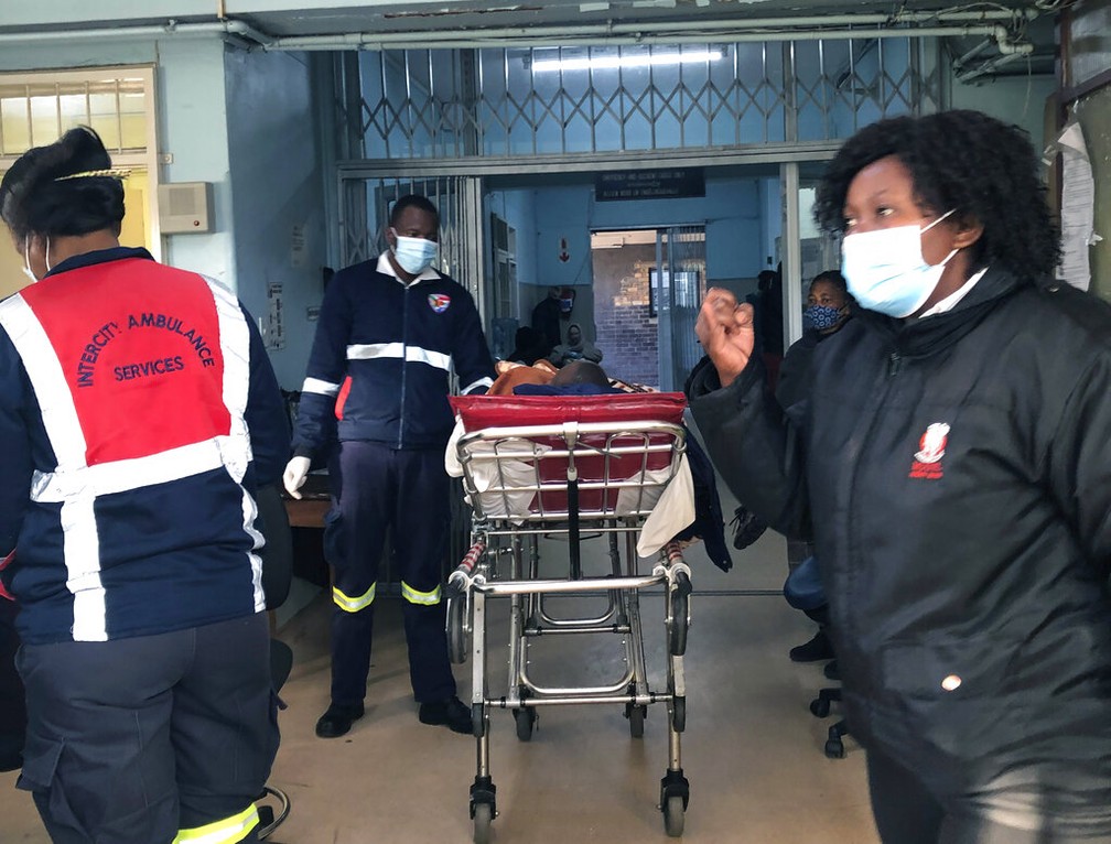 Pacientes com covid-19 chegam ao hospital de Joanesburgo, na África do Sul - Foto: AP Photo