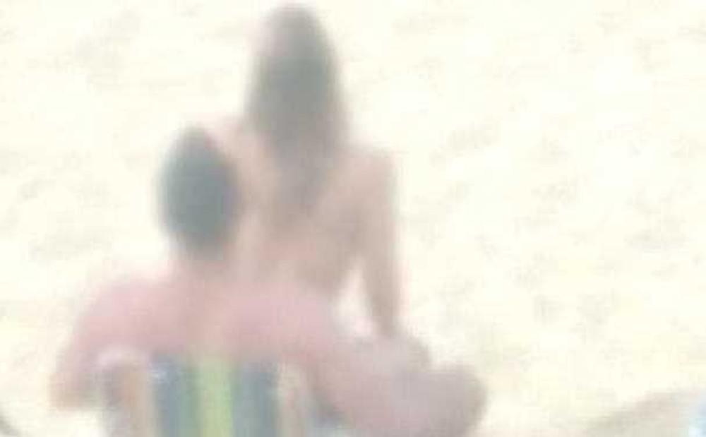 Casal foi advertido por guardas em praia de SC após cerna de sexo — Foto: Reprodução 