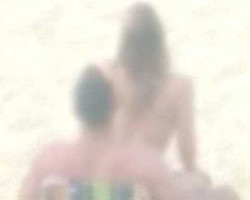 Casal é flagrado fazendo sexo em praia e é advertido por guardas      