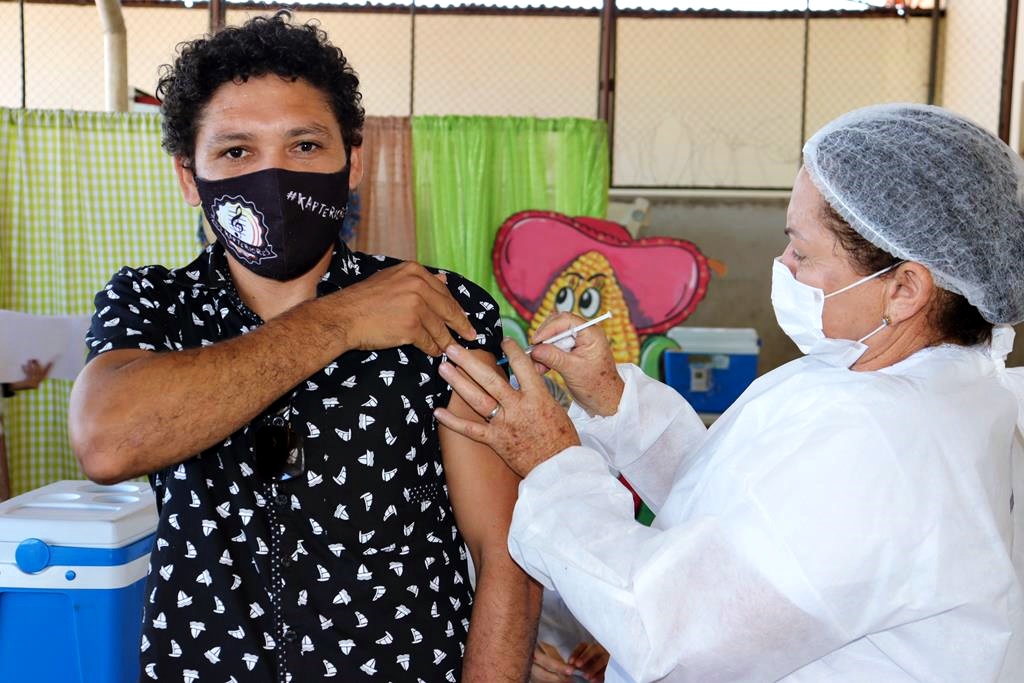 Trabalhadores da Educação são imunizados na cidade de Valença do Piaui - Imagem 43