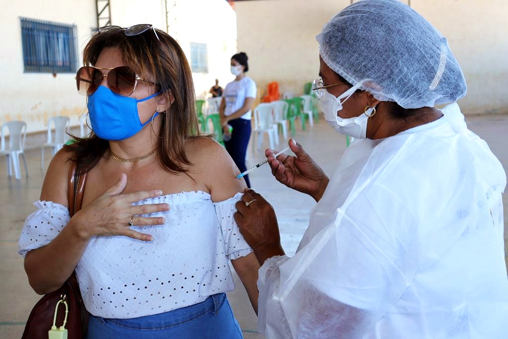 Trabalhadores da Educação são imunizados na cidade de Valença do Piaui - Imagem 45