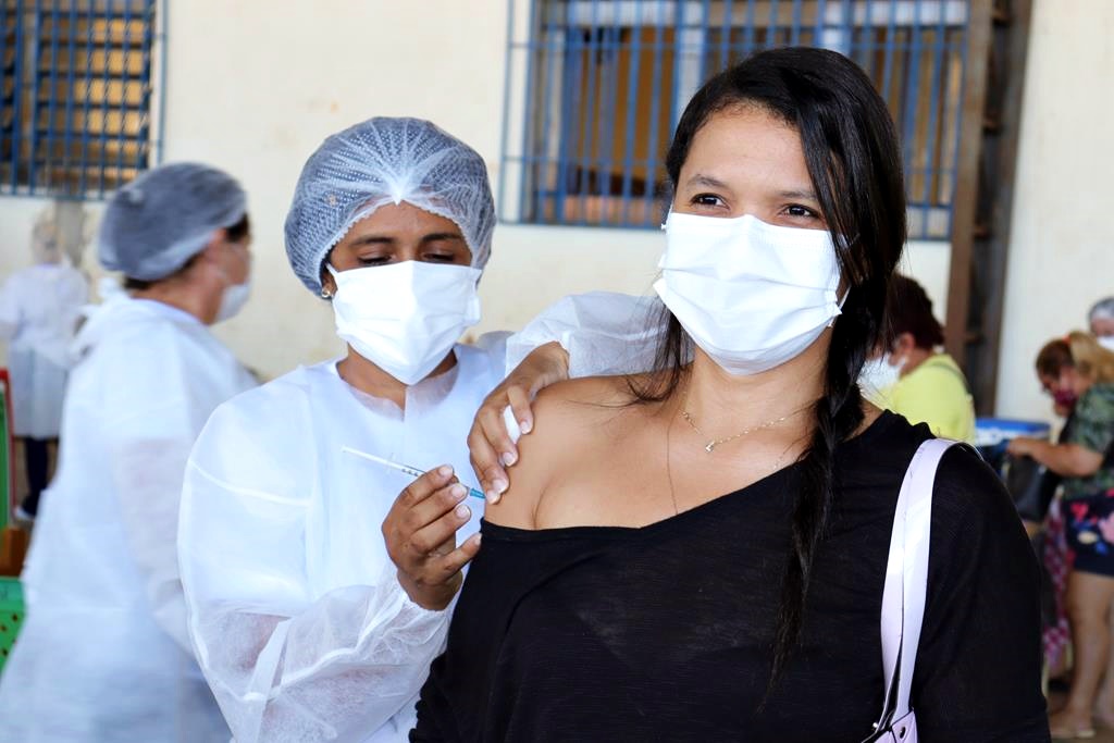 Trabalhadores da Educação são imunizados na cidade de Valença do Piaui - Imagem 84