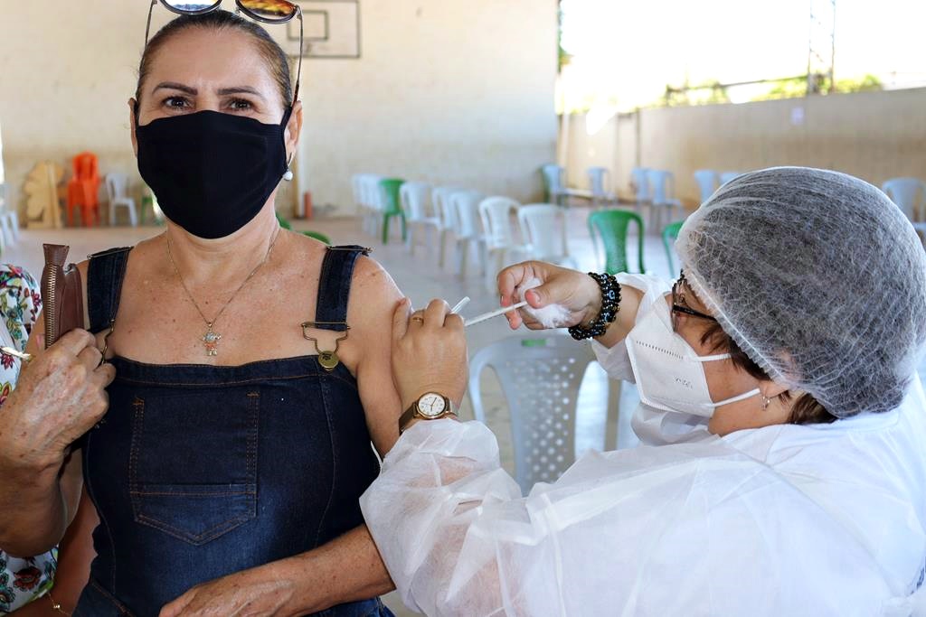 Trabalhadores da Educação são imunizados na cidade de Valença do Piaui - Imagem 20