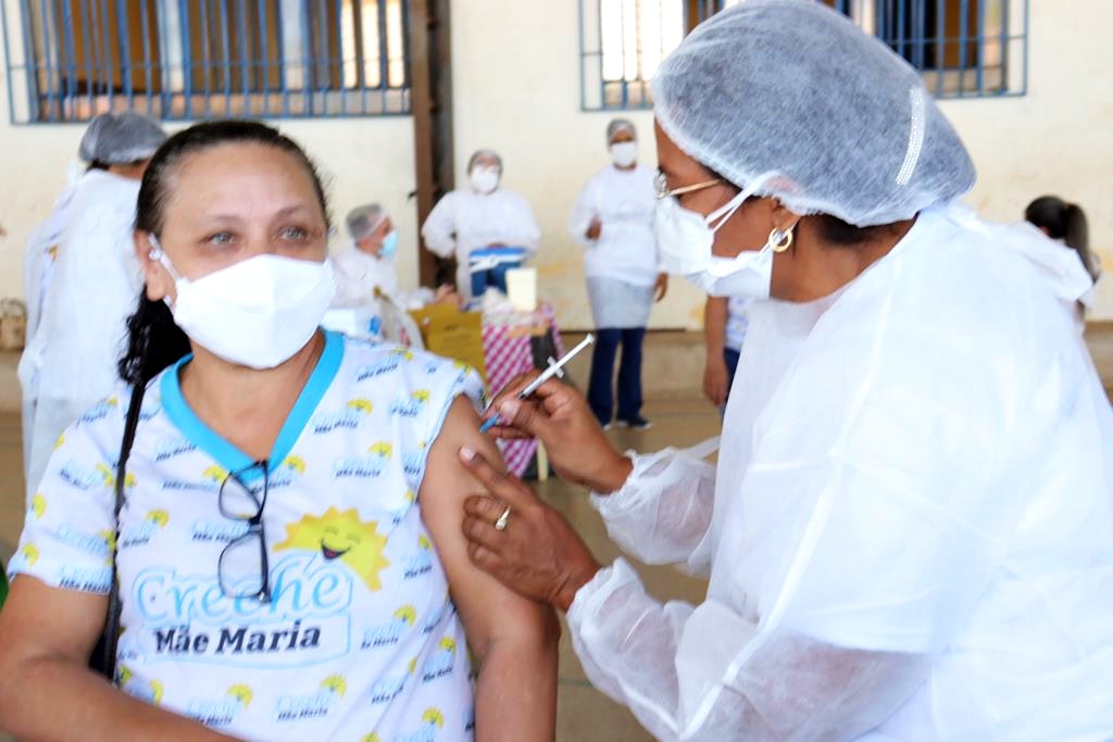 Trabalhadores da Educação são imunizados na cidade de Valença do Piaui - Imagem 94