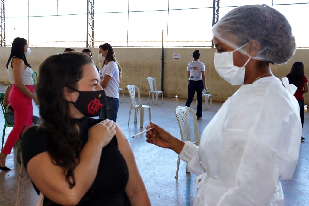 Trabalhadores da Educação são imunizados na cidade de Valença do Piaui - Imagem 51