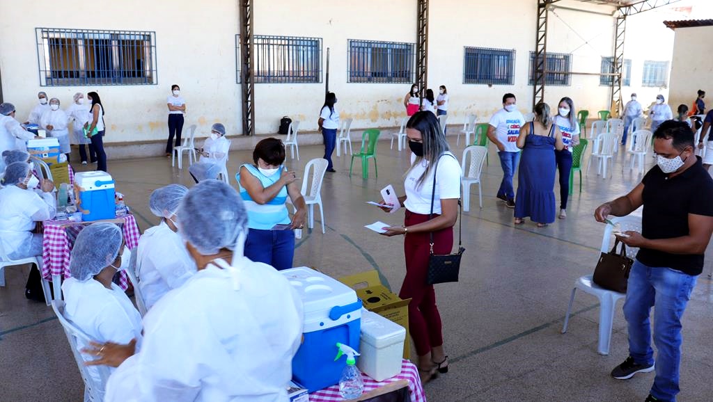 Trabalhadores da Educação são imunizados na cidade de Valença do Piaui - Imagem 63