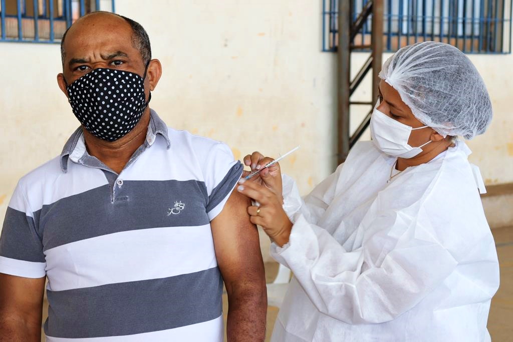 Trabalhadores da Educação são imunizados na cidade de Valença do Piaui - Imagem 97