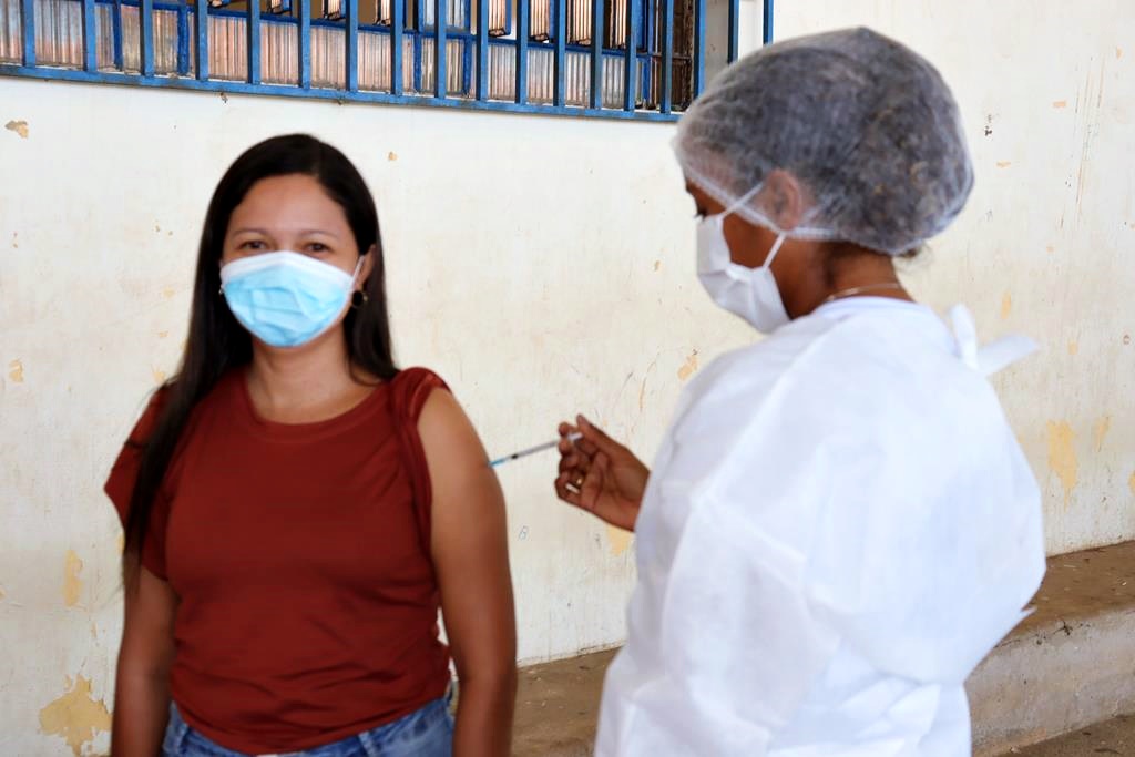 Trabalhadores da Educação são imunizados na cidade de Valença do Piaui - Imagem 89
