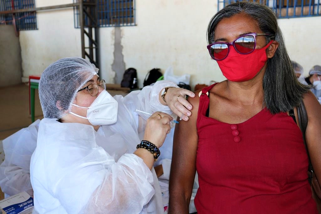 Trabalhadores da Educação são imunizados na cidade de Valença do Piaui - Imagem 15