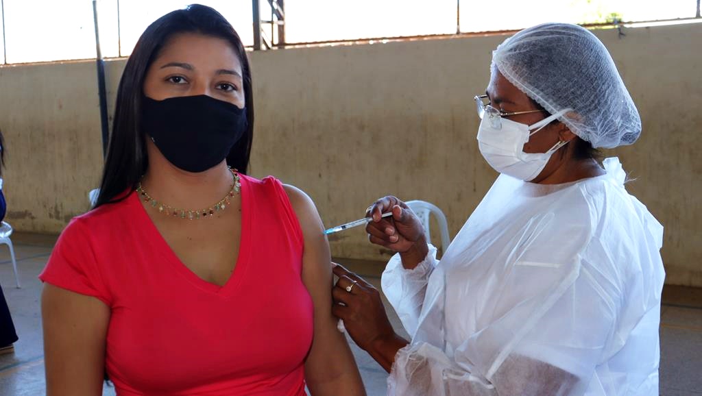 Trabalhadores da Educação são imunizados na cidade de Valença do Piaui - Imagem 27