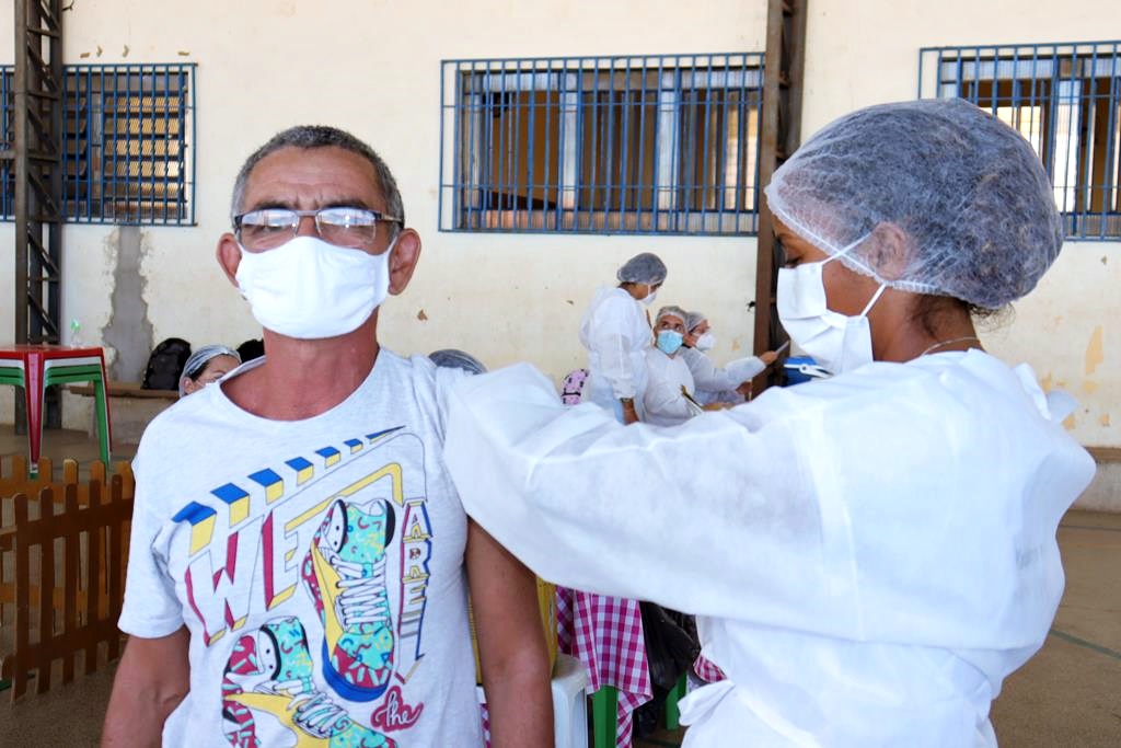 Trabalhadores da Educação são imunizados na cidade de Valença do Piaui - Imagem 86