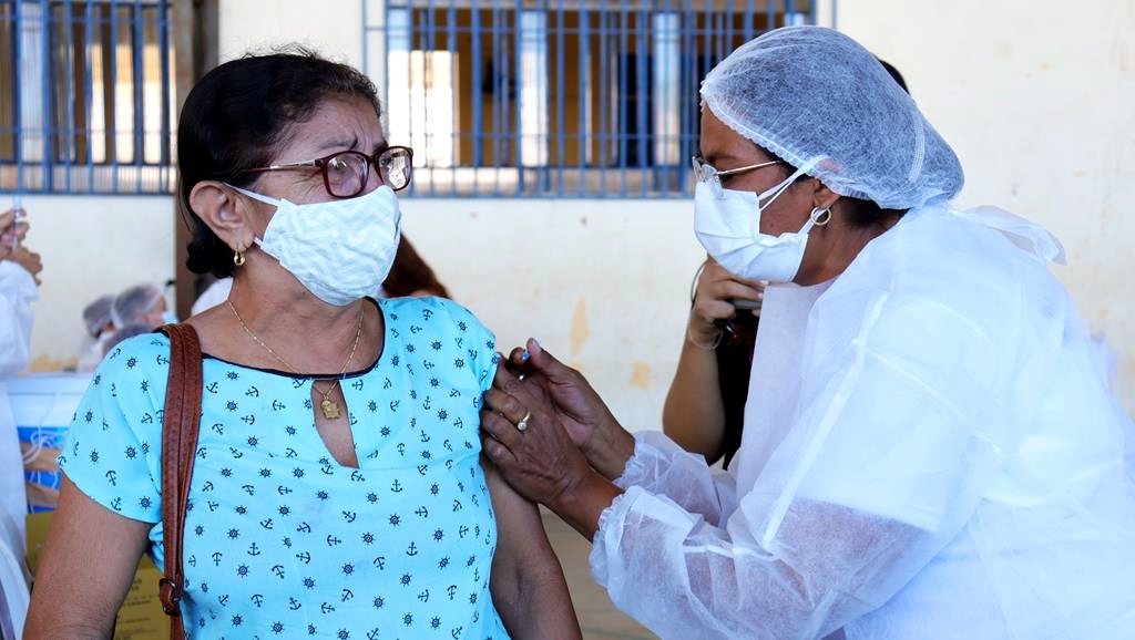 Trabalhadores da Educação são imunizados na cidade de Valença do Piaui - Imagem 65
