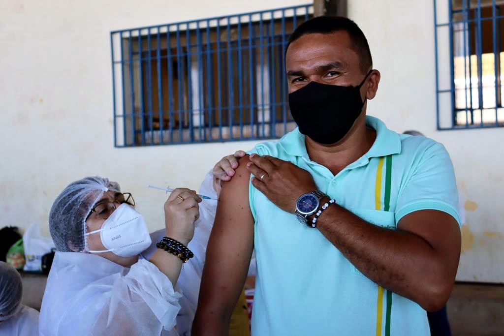 Trabalhadores da Educação são imunizados na cidade de Valença do Piaui - Imagem 5