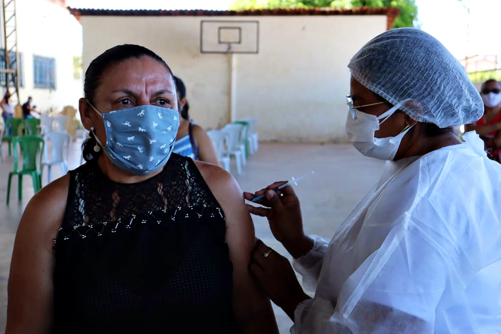 Trabalhadores da Educação são imunizados na cidade de Valença do Piaui - Imagem 1