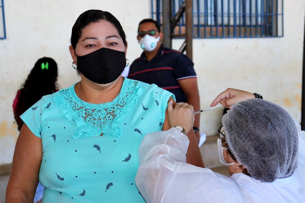 Trabalhadores da Educação são imunizados na cidade de Valença do Piaui - Imagem 71