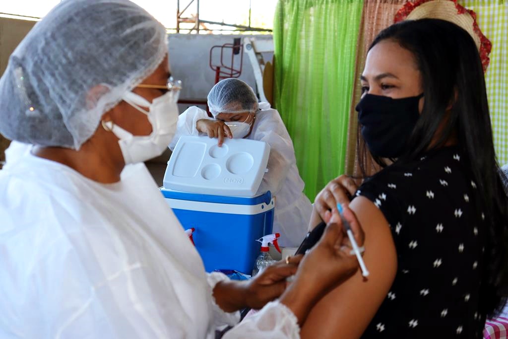 Trabalhadores da Educação são imunizados na cidade de Valença do Piaui - Imagem 54