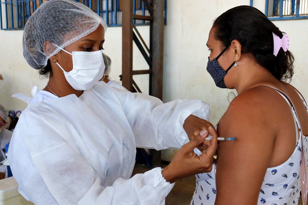 Trabalhadores da Educação são imunizados na cidade de Valença do Piaui - Imagem 12