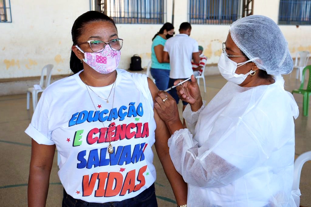 Trabalhadores da Educação são imunizados na cidade de Valença do Piaui - Imagem 73