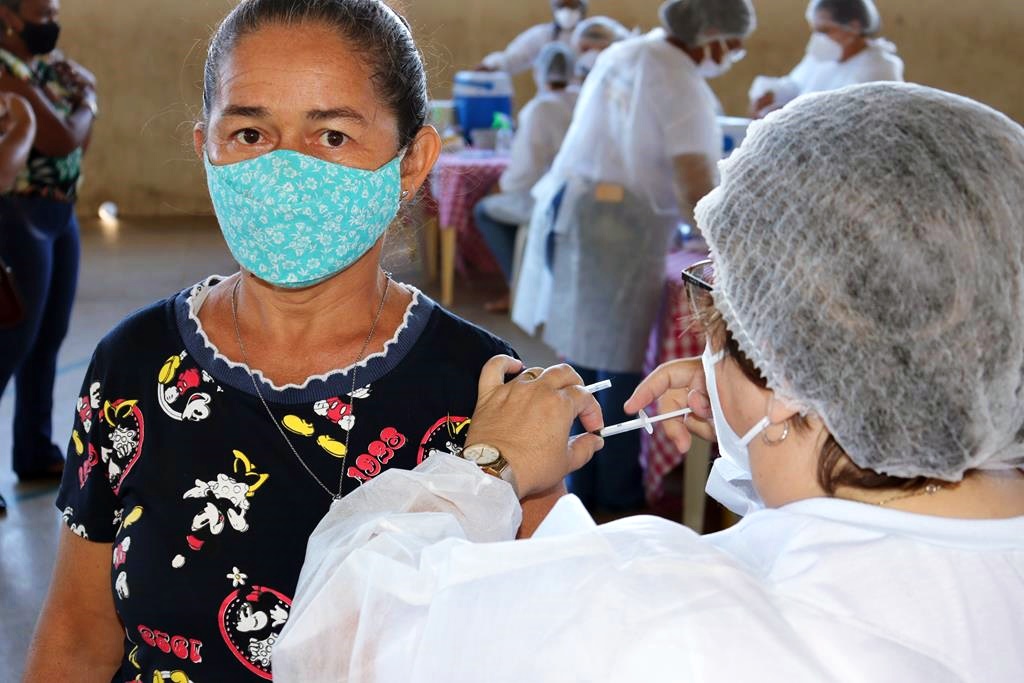Trabalhadores da Educação são imunizados na cidade de Valença do Piaui - Imagem 9