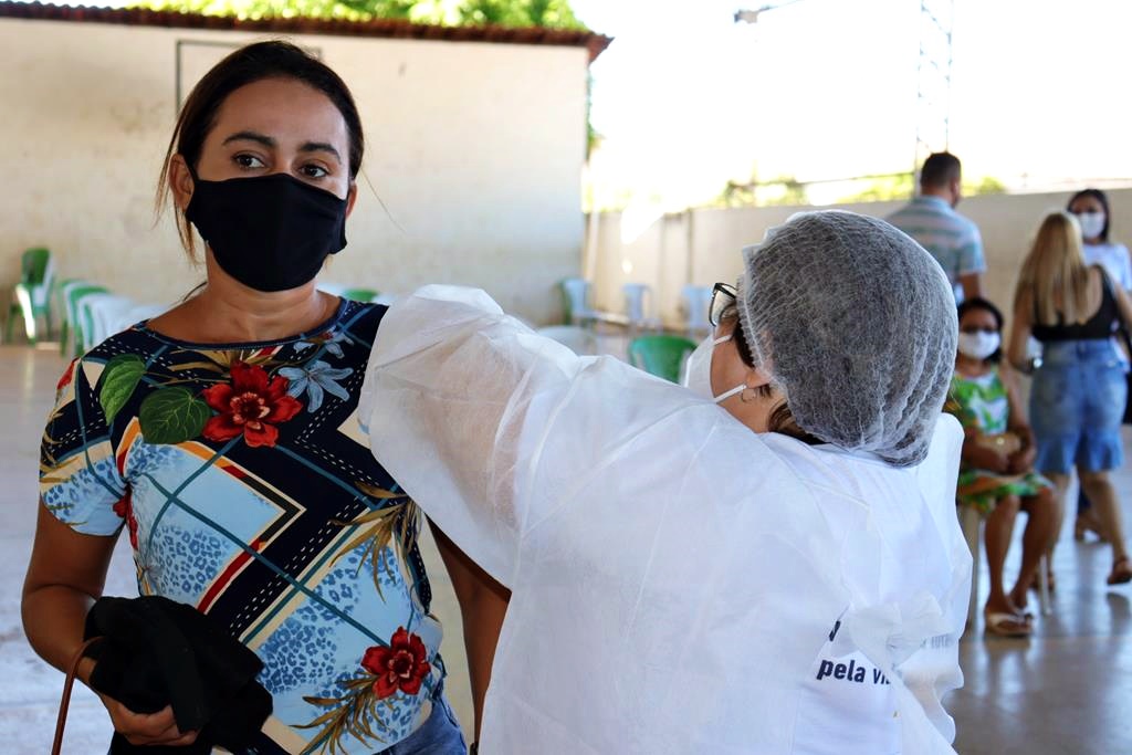 Trabalhadores da Educação são imunizados na cidade de Valença do Piaui - Imagem 26