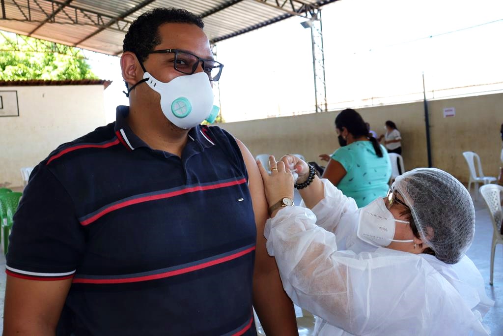 Trabalhadores da Educação são imunizados na cidade de Valença do Piaui - Imagem 75