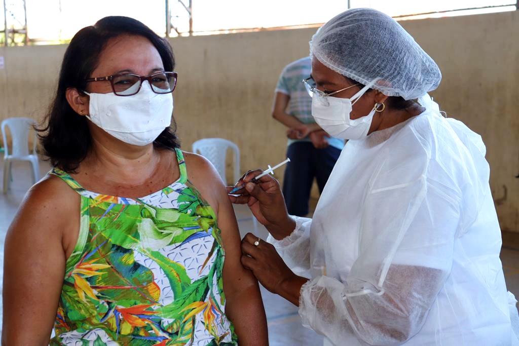 Trabalhadores da Educação são imunizados na cidade de Valença do Piaui - Imagem 30
