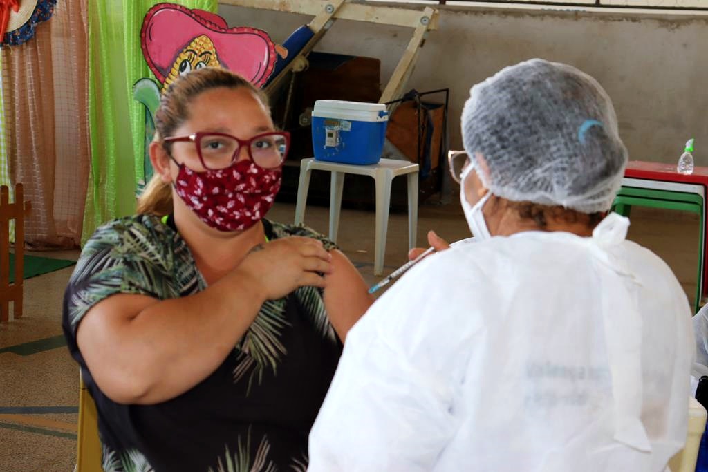 Trabalhadores da Educação são imunizados na cidade de Valença do Piaui - Imagem 87