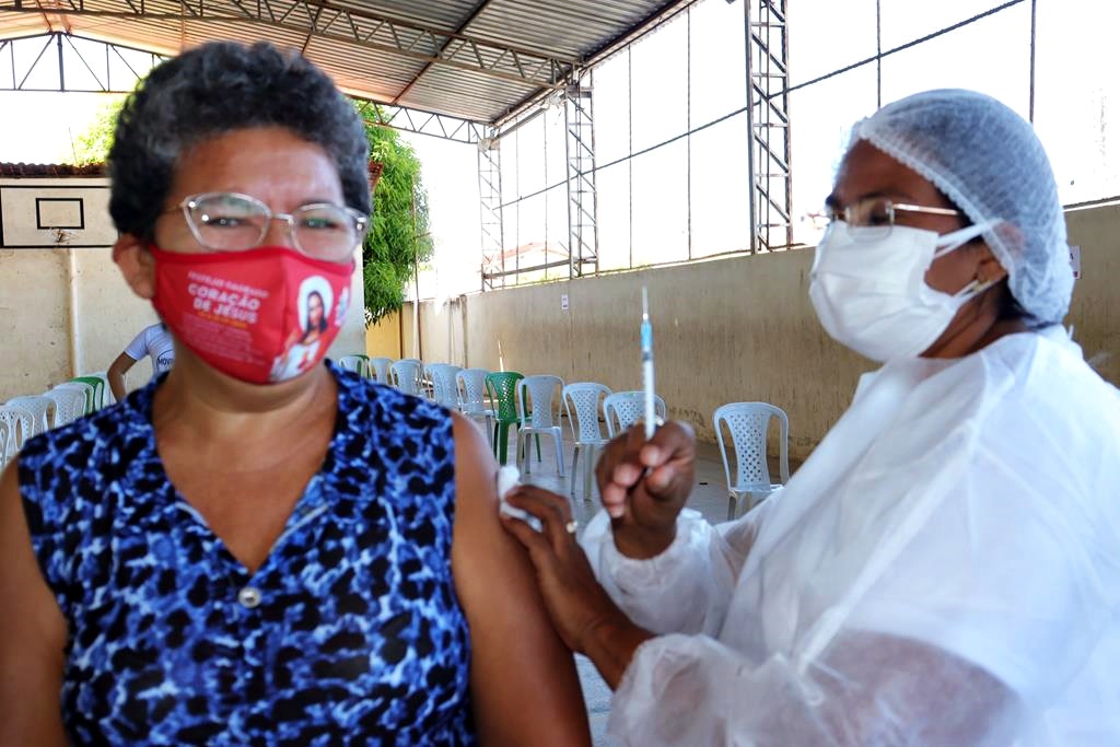 Trabalhadores da Educação são imunizados na cidade de Valença do Piaui - Imagem 10