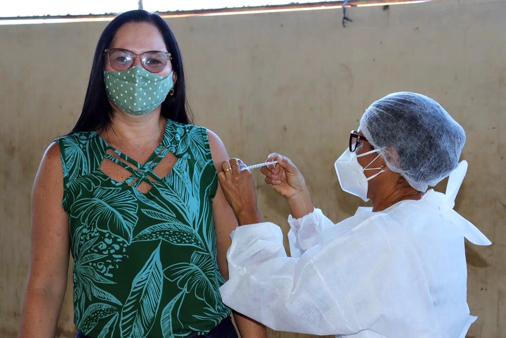 Trabalhadores da Educação são imunizados na cidade de Valença do Piaui - Imagem 14