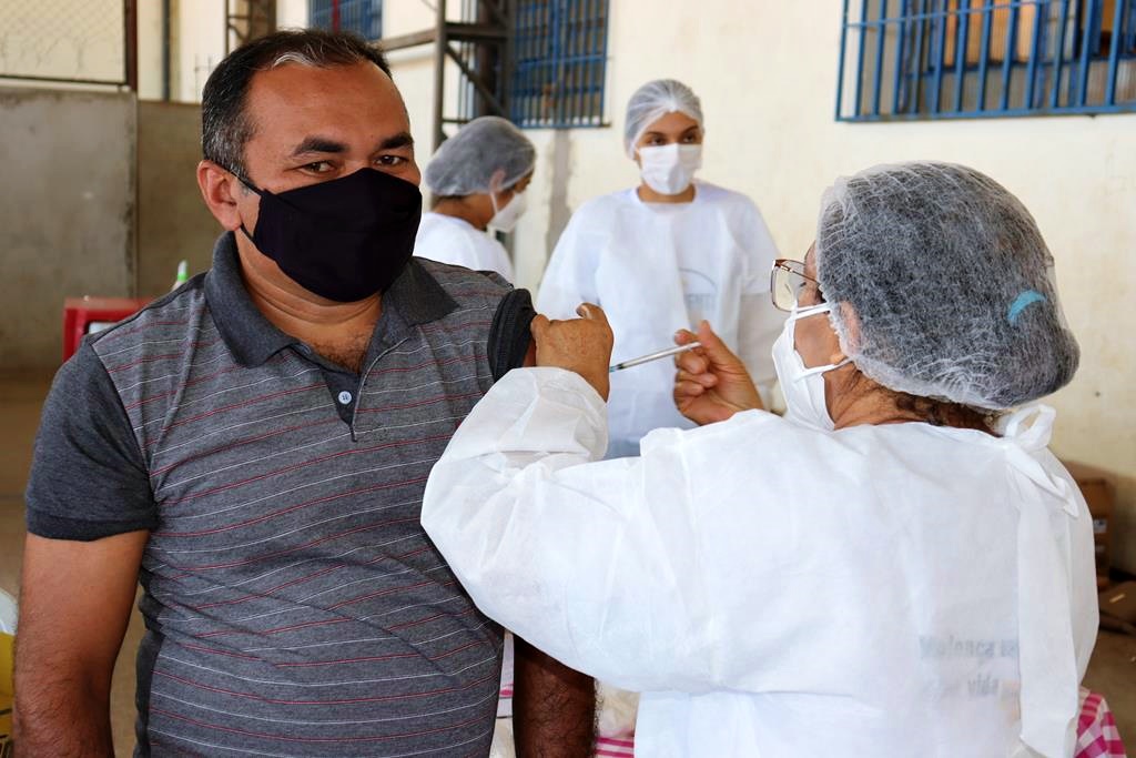Trabalhadores da Educação são imunizados na cidade de Valença do Piaui - Imagem 85