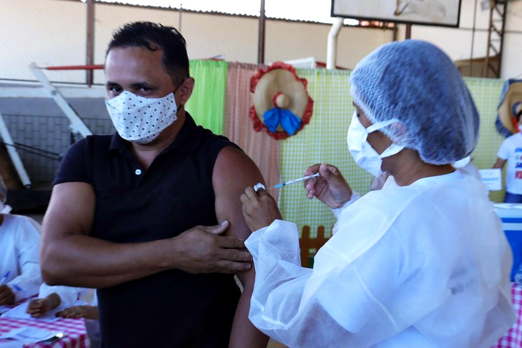 Trabalhadores da Educação são imunizados na cidade de Valença do Piaui - Imagem 66