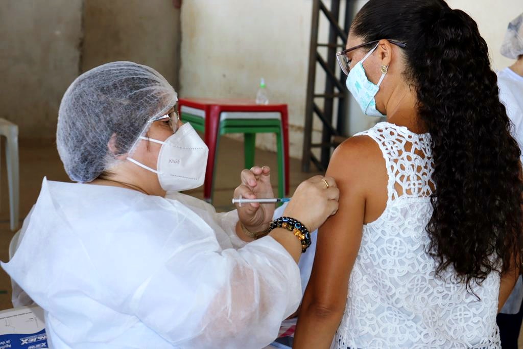 Trabalhadores da Educação são imunizados na cidade de Valença do Piaui - Imagem 78