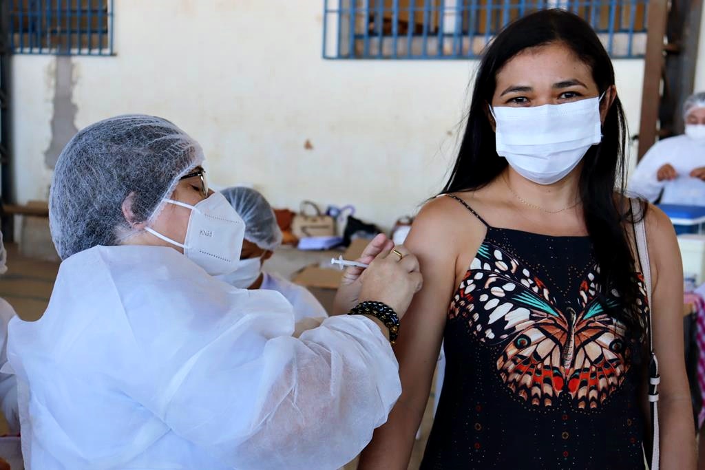 Trabalhadores da Educação são imunizados na cidade de Valença do Piaui - Imagem 3