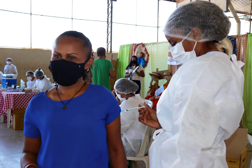 Trabalhadores da Educação são imunizados na cidade de Valença do Piaui - Imagem 38