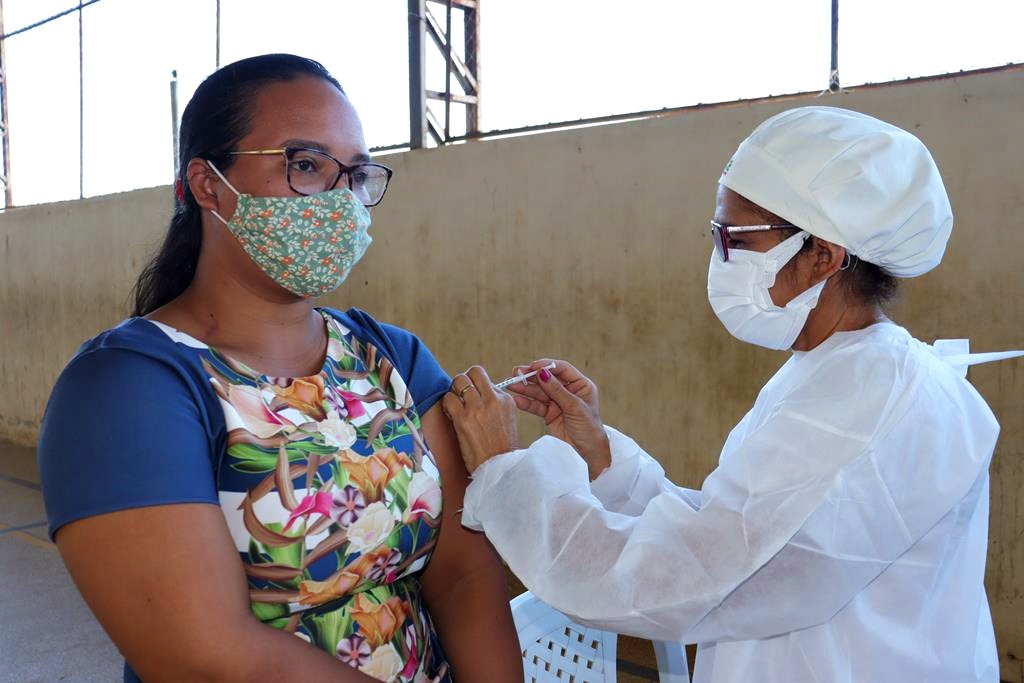 Trabalhadores da Educação são imunizados na cidade de Valença do Piaui - Imagem 100