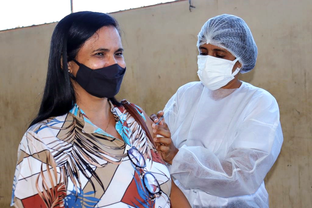 Trabalhadores da Educação são imunizados na cidade de Valença do Piaui - Imagem 16