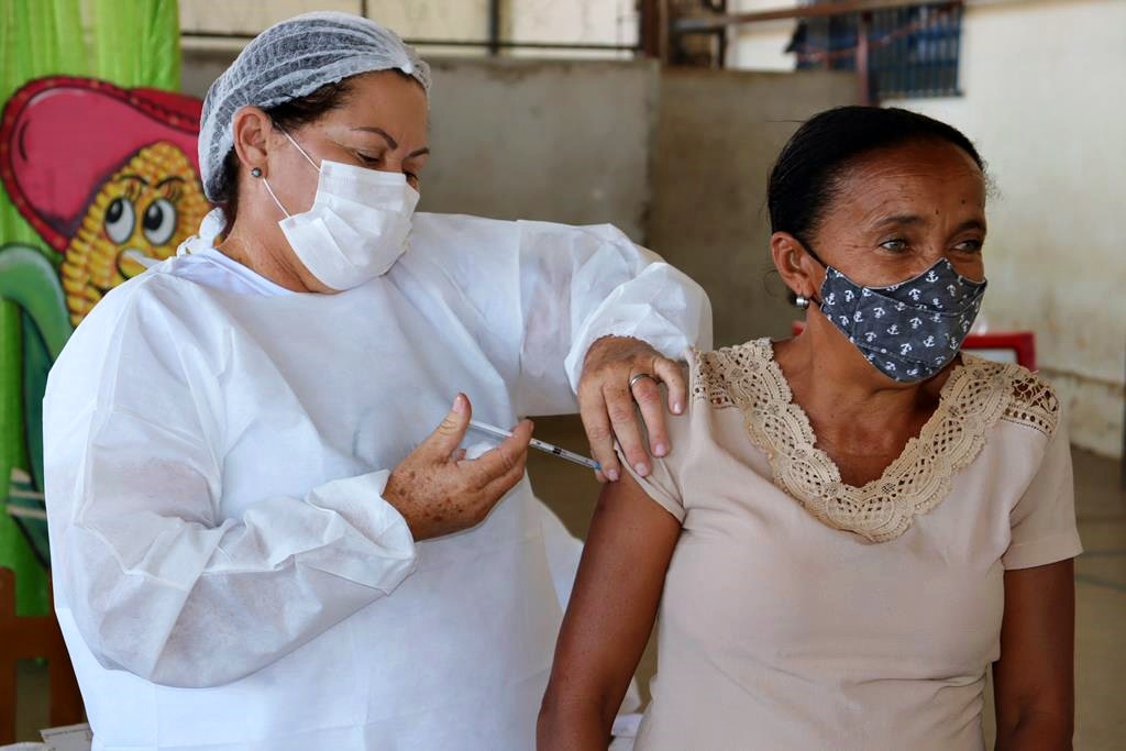Trabalhadores da Educação são imunizados na cidade de Valença do Piaui - Imagem 82