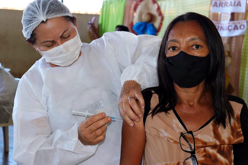 Trabalhadores da Educação são imunizados na cidade de Valença do Piaui - Imagem 46