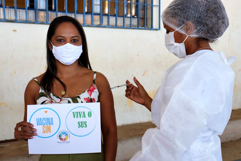 Trabalhadores da Educação são imunizados na cidade de Valença do Piaui - Imagem 76