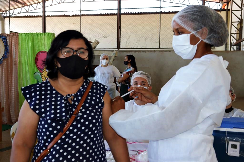 Trabalhadores da Educação são imunizados na cidade de Valença do Piaui - Imagem 34