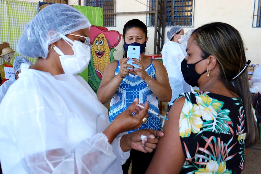 Trabalhadores da Educação são imunizados na cidade de Valença do Piaui - Imagem 8