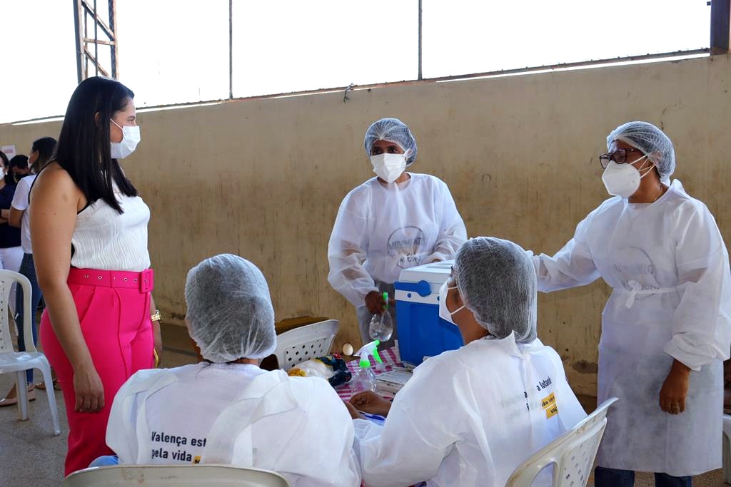 Trabalhadores da Educação são imunizados na cidade de Valença do Piaui - Imagem 69