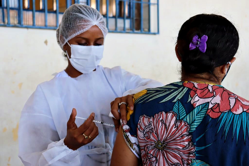 Trabalhadores da Educação são imunizados na cidade de Valença do Piaui - Imagem 2