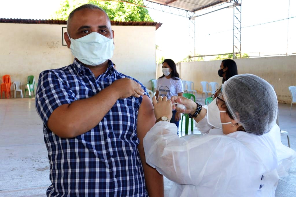 Trabalhadores da Educação são imunizados na cidade de Valença do Piaui - Imagem 24