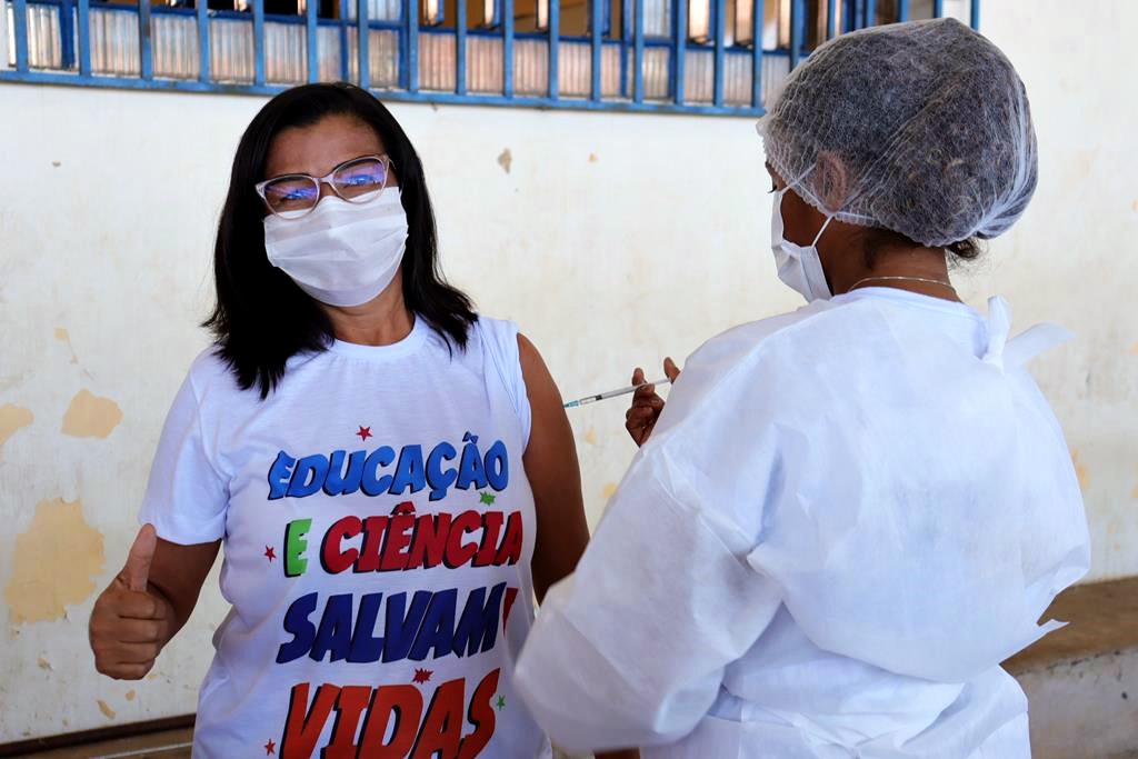 Trabalhadores da Educação são imunizados na cidade de Valença do Piaui - Imagem 41