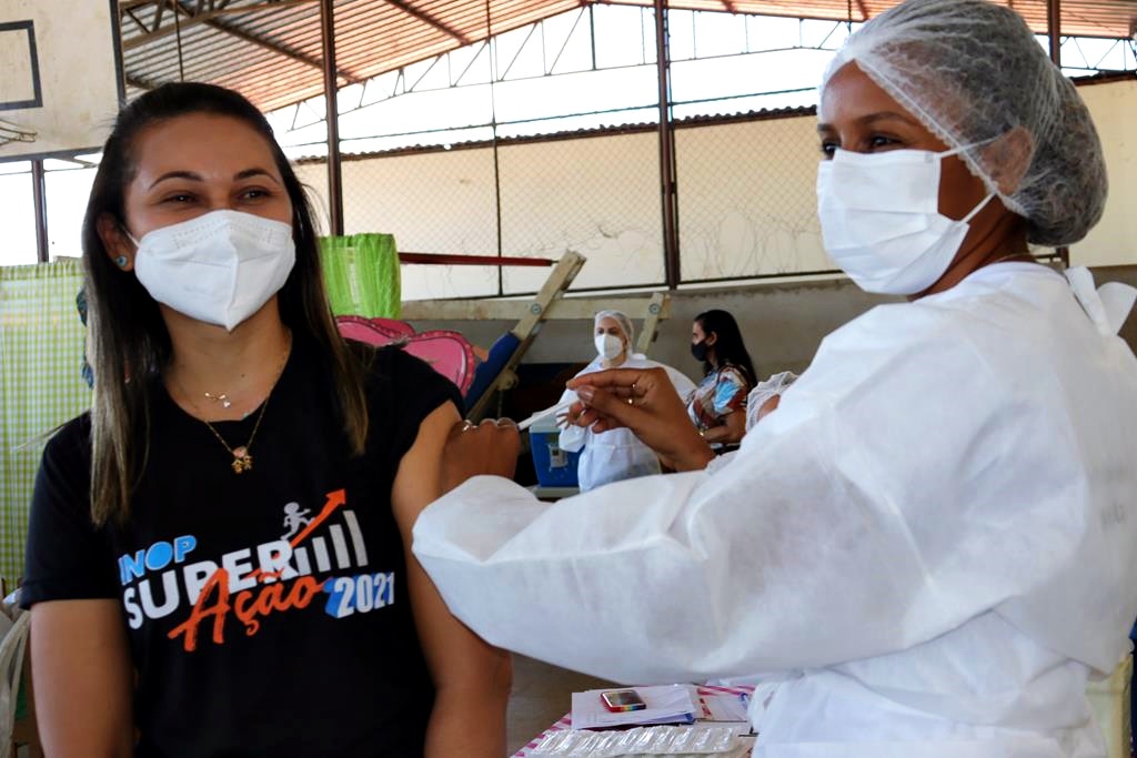 Trabalhadores da Educação são imunizados na cidade de Valença do Piaui - Imagem 33